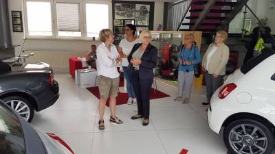 Birgit Heitland MdL besucht mit CDU Kollegen und der Presse Frau Hinz das Autohaus Schmitt