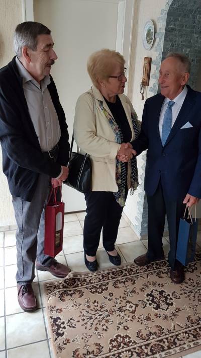 Gabriele Rauxloh und Karl Neidig bei der Gratulation zum 90. Geburtstag von Alfred Bchler