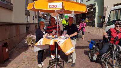 Erste Besucher am CDU Infostand